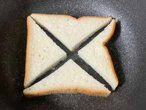 フライパンで作る『ホットサンド』　食パン1枚を4等分にカットして卵を流し込むと…？