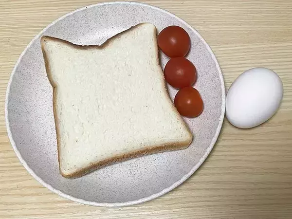 「フライパンで作る『ホットサンド』　食パン1枚を4等分にカットして卵を流し込むと…？」の画像