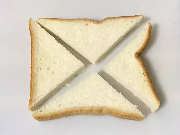 「フライパンで作る『ホットサンド』　食パン1枚を4等分にカットして卵を流し込むと…？」の画像