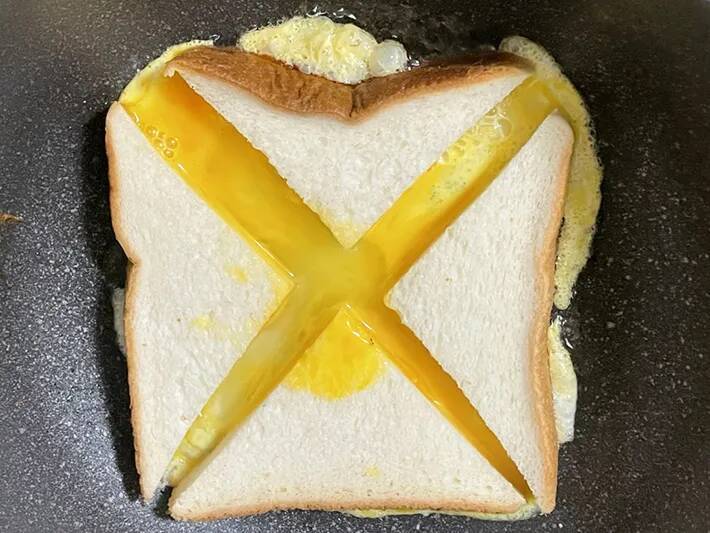フライパンで作る『ホットサンド』　食パン1枚を4等分にカットして卵を流し込むと…？
