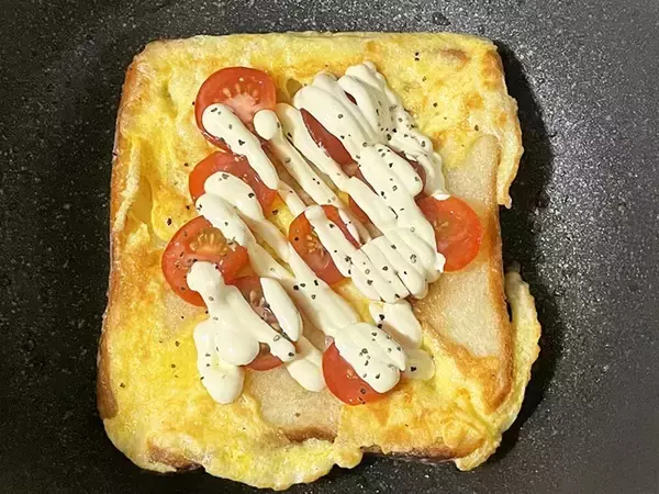 「フライパンで作る『ホットサンド』　食パン1枚を4等分にカットして卵を流し込むと…？」の画像