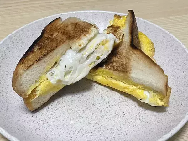 「フライパンで作る『ホットサンド』　食パン1枚を4等分にカットして卵を流し込むと…？」の画像