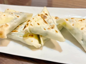 材料3つだけ！　餃子の皮で包む簡単つまみに「1箱分じゃ足りなかった」