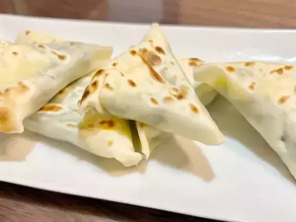 材料3つだけ！　餃子の皮で包む簡単つまみに「1箱分じゃ足りなかった」
