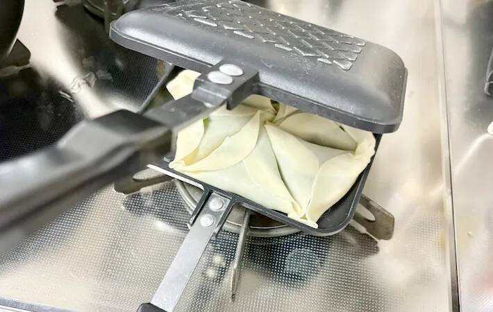 材料3つだけ！　餃子の皮で包む簡単つまみに「1箱分じゃ足りなかった」