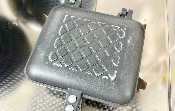 材料3つだけ！　餃子の皮で包む簡単つまみに「1箱分じゃ足りなかった」