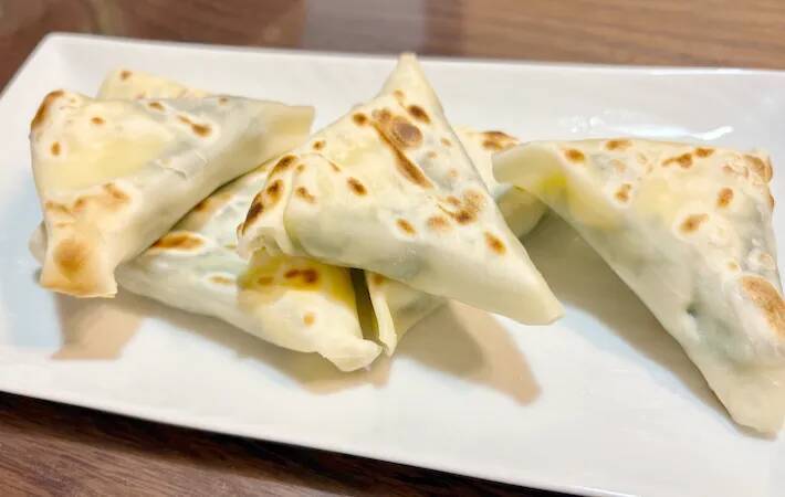 材料3つだけ！　餃子の皮で包む簡単つまみに「1箱分じゃ足りなかった」