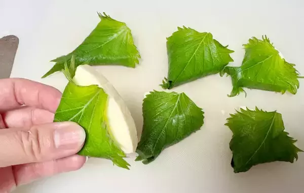 「食べた夫が「また作って！」　シソと餃子の皮で包んだのは…【簡単つまみレシピ】」の画像
