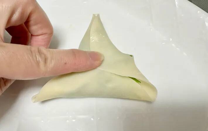 材料3つだけ！　餃子の皮で包む簡単つまみに「1箱分じゃ足りなかった」