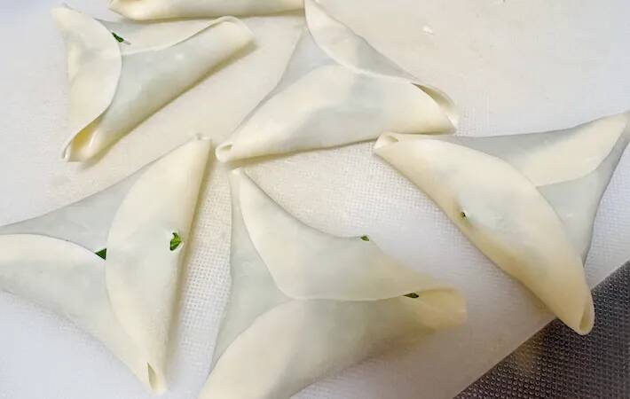 材料3つだけ！　餃子の皮で包む簡単つまみに「1箱分じゃ足りなかった」