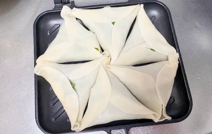 材料3つだけ！　餃子の皮で包む簡単つまみに「1箱分じゃ足りなかった」