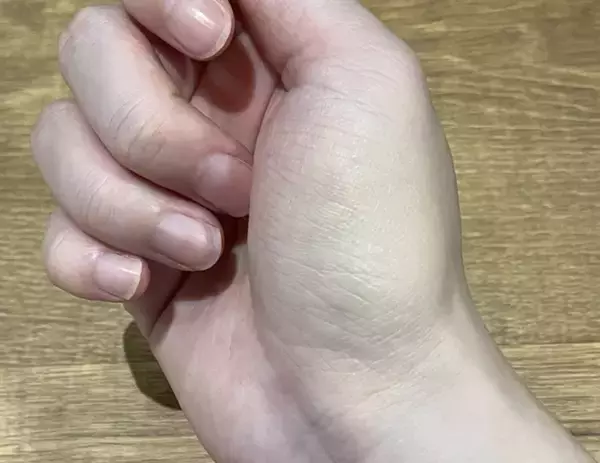 「使い心地がよすぎてヘビロテ確定！　110円のメイクパフで「厚塗り感ない」「とにかくきれい」」の画像