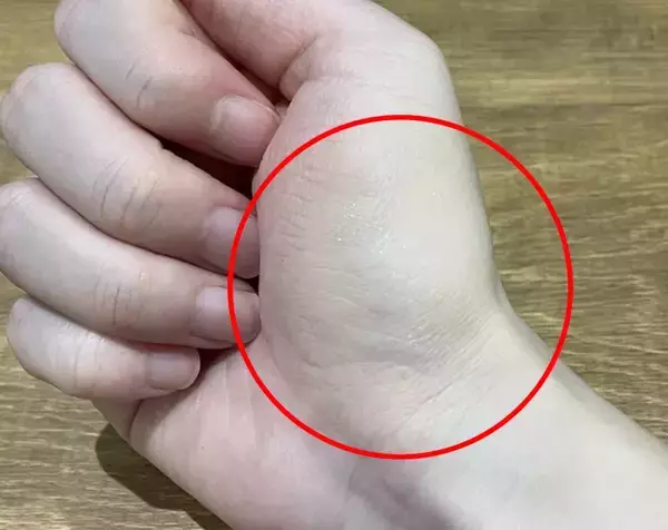 「使い心地がよすぎてヘビロテ確定！　110円のメイクパフで「厚塗り感ない」「とにかくきれい」」の画像