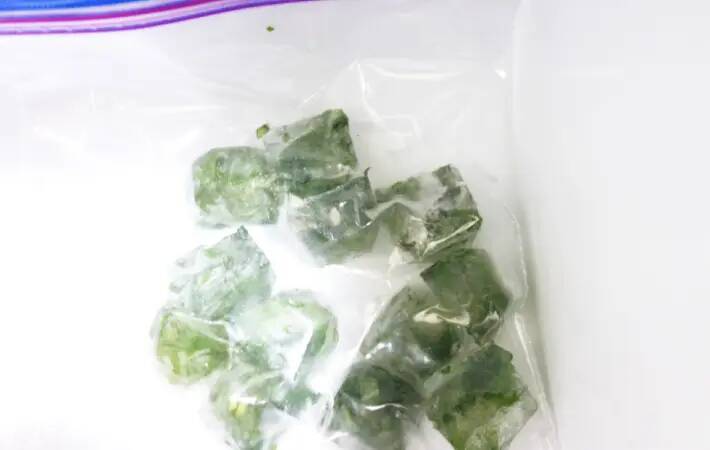 製氷皿に『大葉』を入れて…　完成したものに「え、何これ！」「便利すぎ」