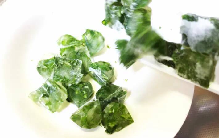 製氷皿に『大葉』を入れて…　完成したものに「え、何これ！」「便利すぎ」