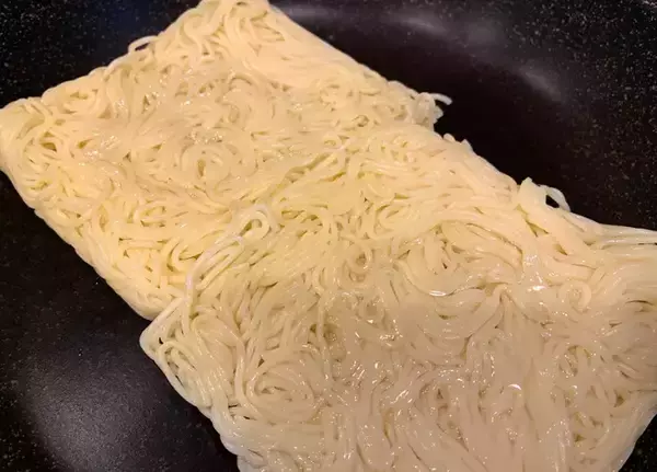 「焼きそばの麺は『ほぐさず焼く』 仕上がりに驚き「専門店の味みたい」」の画像