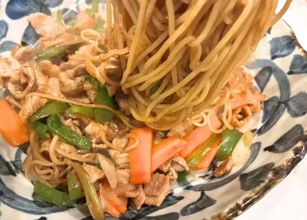 「焼きそばの麺は『ほぐさず焼く』 仕上がりに驚き「専門店の味みたい」」の画像