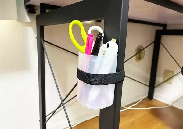 「ダイソーで売ってた4本入りのゴムベルト　収納の悩みが解決する意外な使い方とは？」の画像