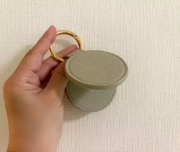 「一見するとキーホルダー　バッグの持ち手についた『キャンドゥグッズ』の正体は…」の画像