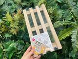 「ダイソーの『イーゼル』に『すのこ』をのせると…？　「マネしたい」と絶賛された活用法」の画像1