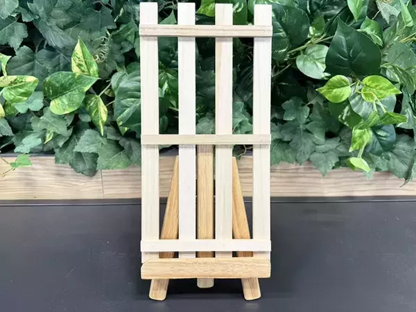 「ダイソーの『イーゼル』に『すのこ』をのせると…？　「マネしたい」と絶賛された活用法」の画像