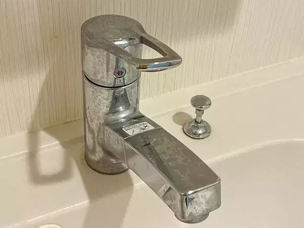 余った『炭酸水』が掃除に便利！　蛇口に吹きかける『1分ワザ』