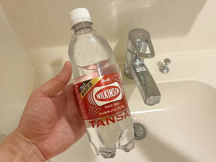 余った『炭酸水』が掃除に便利！　蛇口に吹きかける『1分ワザ』