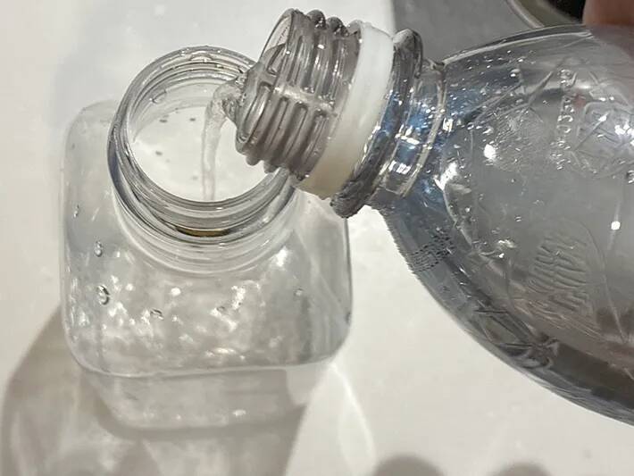 余った『炭酸水』が掃除に便利！　蛇口に吹きかける『1分ワザ』
