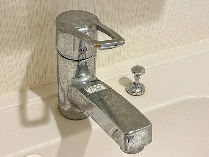 余った『炭酸水』が掃除に便利！　蛇口に吹きかける『1分ワザ』