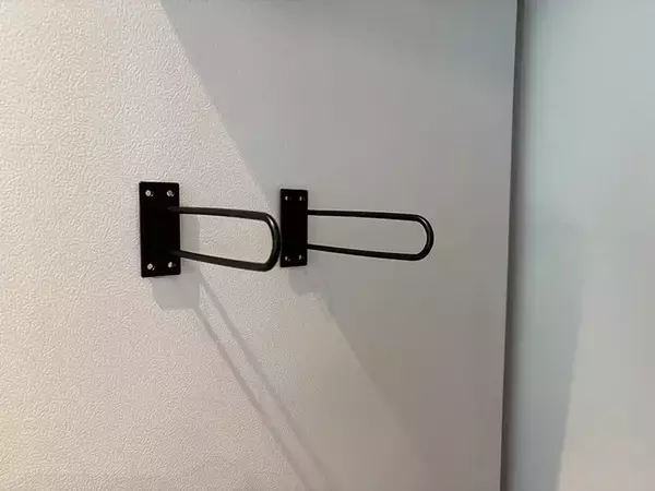 「【セリア】100均の『U型ブラケット』を活用！　3つの活用法に「スッキリ収納できた」」の画像