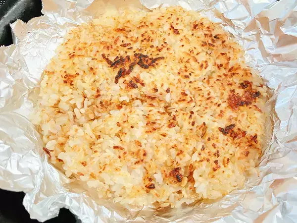 【レシピ】ボウルにご飯を入れて？　できた絶品『焼きおにぎり』がたまらん…！