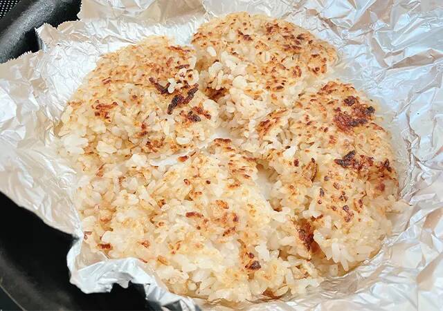 【レシピ】ボウルにご飯を入れて？　できた絶品『焼きおにぎり』がたまらん…！