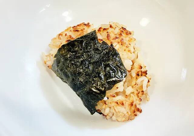 【レシピ】ボウルにご飯を入れて？　できた絶品『焼きおにぎり』がたまらん…！