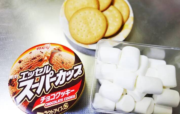 溶かしたスーパーカップにマシュマロをのせて…　できたスイーツに、子供が大興奮！