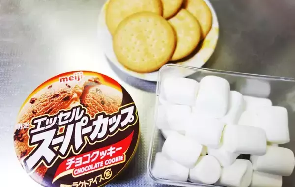 「溶かしたスーパーカップにマシュマロをのせて…　できたスイーツに、子供が大興奮！」の画像