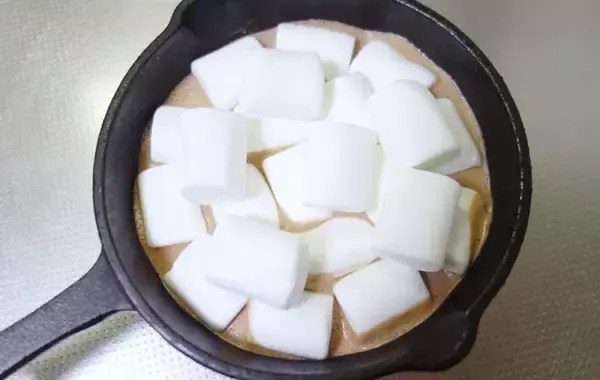 「溶かしたスーパーカップにマシュマロをのせて…　できたスイーツに、子供が大興奮！」の画像