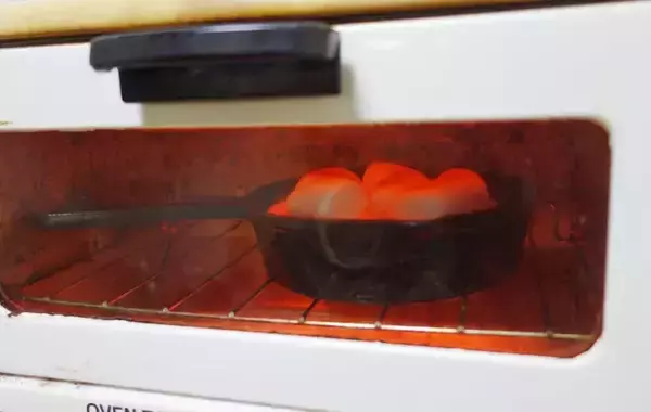 「溶かしたスーパーカップにマシュマロをのせて…　できたスイーツに、子供が大興奮！」の画像