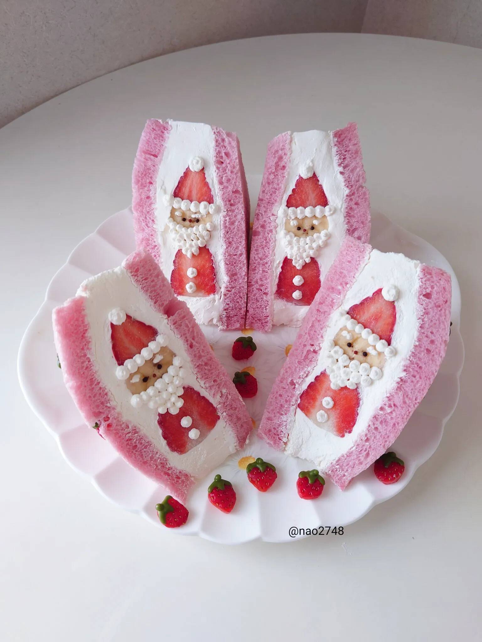 思わず二度見！　“サンタクロース”が挟まったクリスマスサンドが？