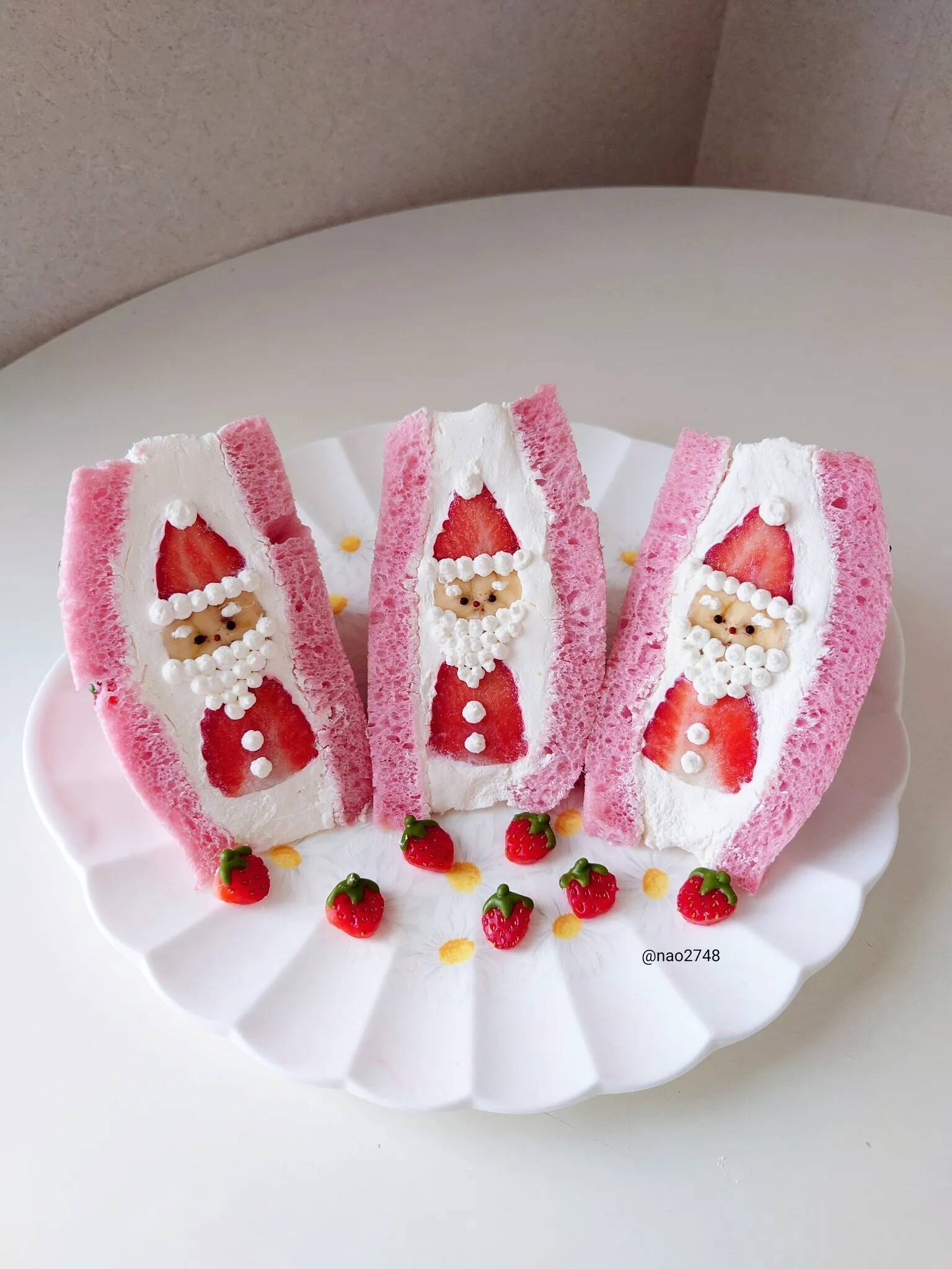 思わず二度見！　“サンタクロース”が挟まったクリスマスサンドが？