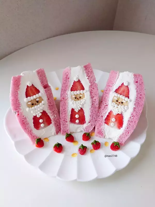 「思わず二度見！　“サンタクロース”が挟まったクリスマスサンドが？」の画像