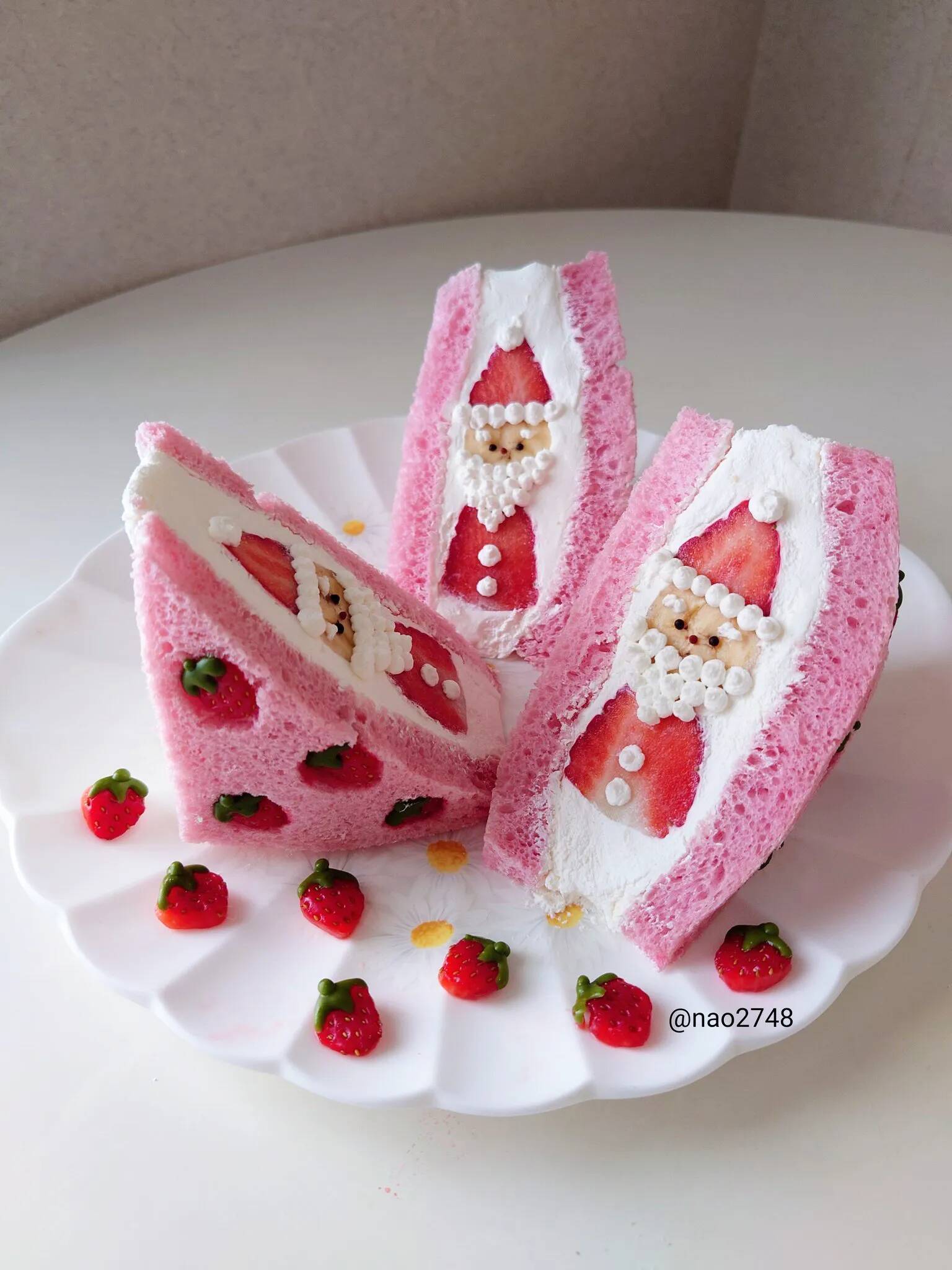 思わず二度見！　“サンタクロース”が挟まったクリスマスサンドが？