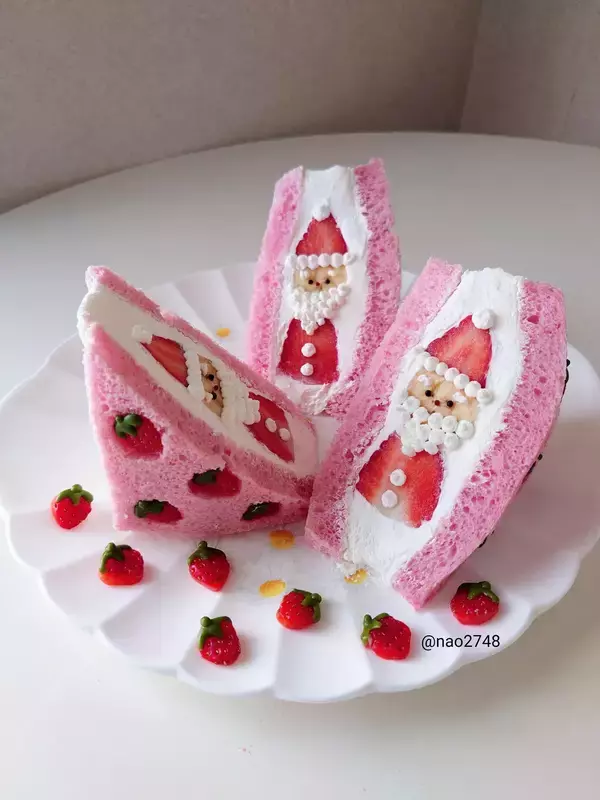 「思わず二度見！　“サンタクロース”が挟まったクリスマスサンドが？」の画像