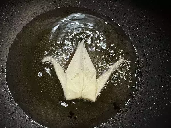 「「天才か」「今にも飛び立ちそう」　余った春巻きの皮で作ったものが？」の画像