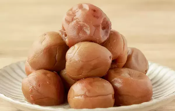 「梅干しに『白いポツポツ』…食べてもOK？　メーカーに聞いた」の画像
