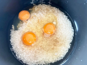 炊飯器に卵を割り入れて…　できた簡単ご飯に「子供がペロリ」「作業5分」