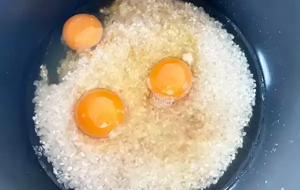 「炊飯器に卵を割り入れて…　できた簡単ご飯に「子供がペロリ」「作業5分」」の画像