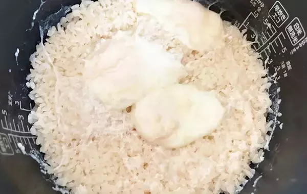 「炊飯器に卵を割り入れて…　できた簡単ご飯に「子供がペロリ」「作業5分」」の画像
