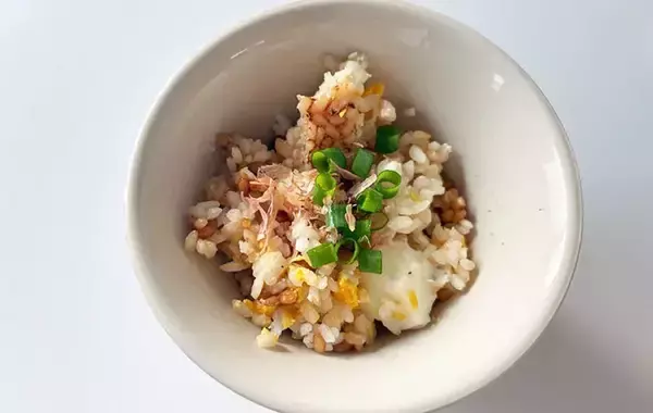 「炊飯器に卵を割り入れて…　できた簡単ご飯に「子供がペロリ」「作業5分」」の画像