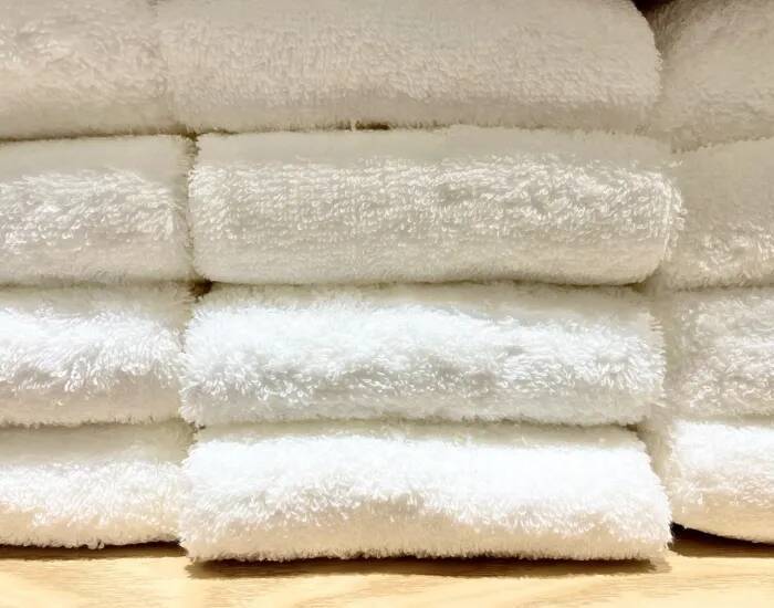 洗面所の棚を開けて思わず二度見？　崩れないタオルの秘密に「この発想はなかった」【家事テク4選】