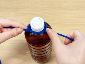 【紐1本でOK】500mlペットボトルがショルダーに！？　手品のようだけど実は簡単で…